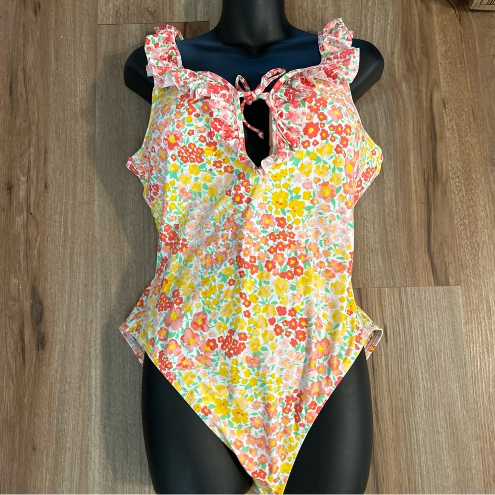 J.Crew Women's Micro Meadow
Ruffle Keyhole Swimsuit Size 16